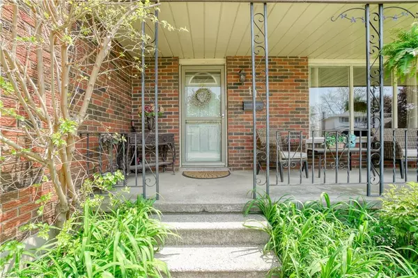 Cambridge, ON N1S 3X1,11 Dakin Crescent