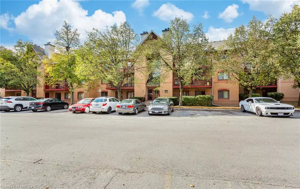 Oakville, ON L6M 3H1,1506 Pilgrims Way #933