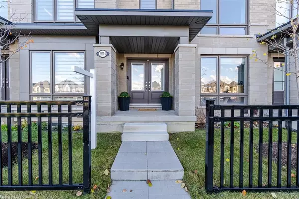 Oakville, ON L6M 5L9,2527 Littlefield Crescent #4