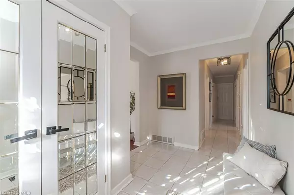 Oakville, ON L6L 3X7,262 Wales Crescent