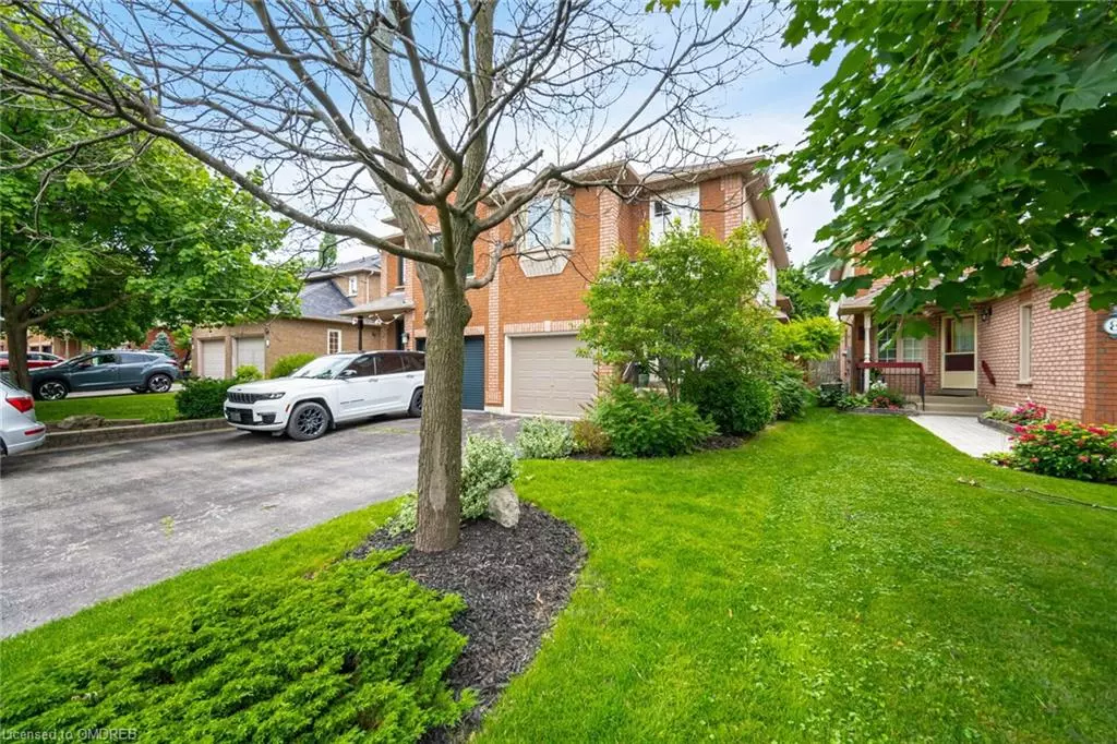 Waterdown, ON L0R 2H6,10 Harnesworth Crescent