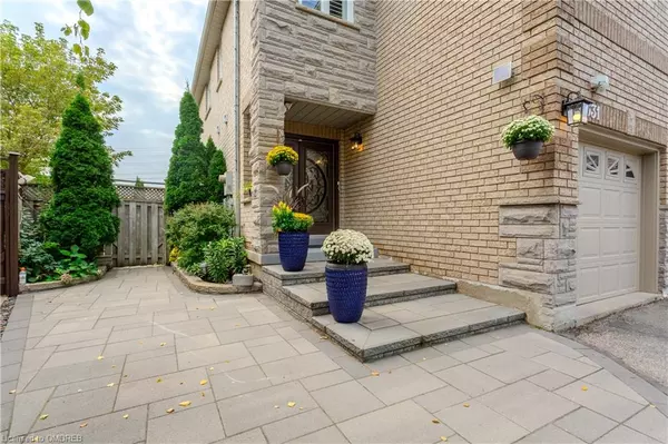 Mississauga, ON L5B 4E8,631 Summer Park Crescent