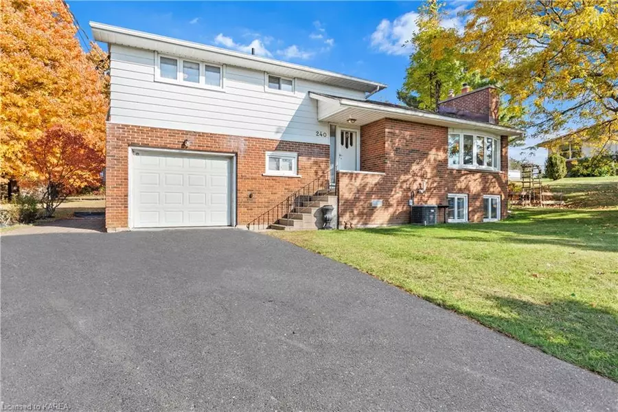 240 Somerset Drive, Bath, ON K0H 1G0