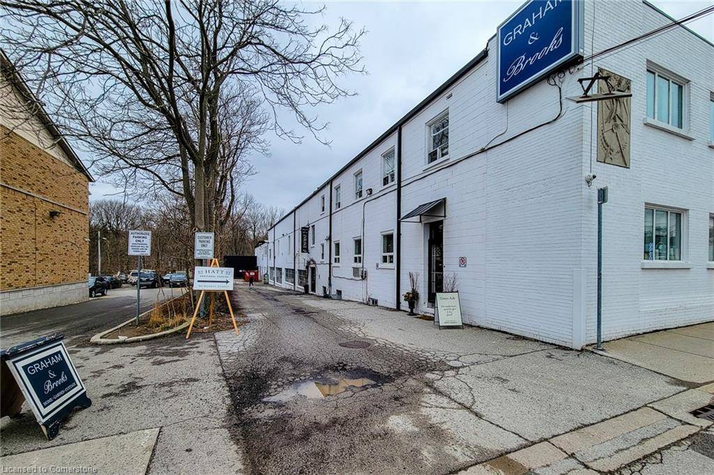Dundas, ON L9H 7T6,64 Hatt Street #205