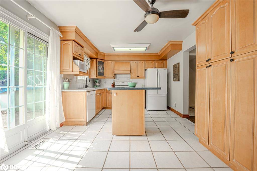 Barrie, ON L4M 5N1,9 Oriole Court