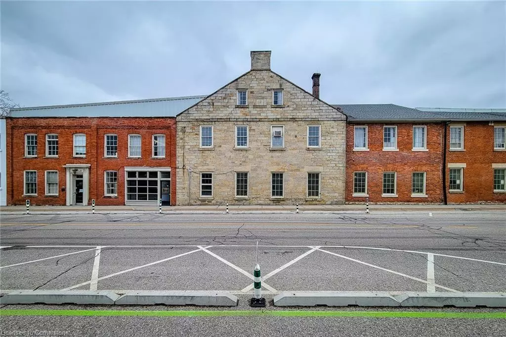 Dundas, ON L9H 7T6,64 Hatt Street #102