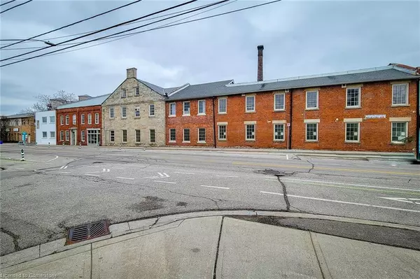 Dundas, ON L9H 7T6,64 Hatt Street #102