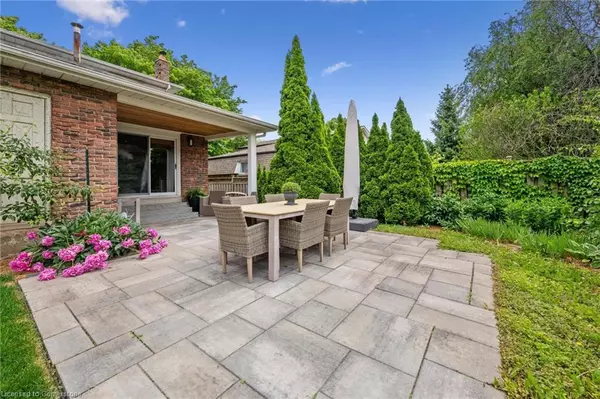 2525 Woburn Crescent, Oakville, ON L6L 5E8