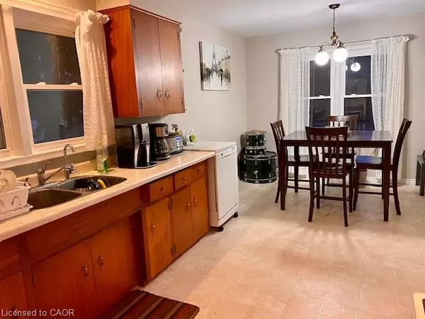 Waterloo, ON N2J 2S6,172 Elgin Crescent