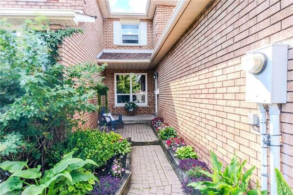 Oakville, ON L6M 2W5,1237 Blackburn Drive