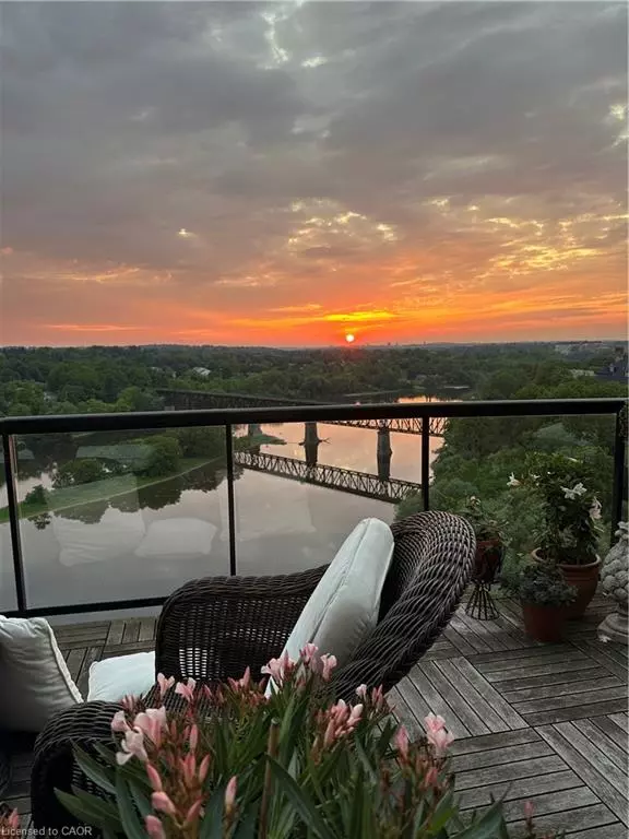 Cambridge, ON N1R 3B6,170 Water Street N #UPH4