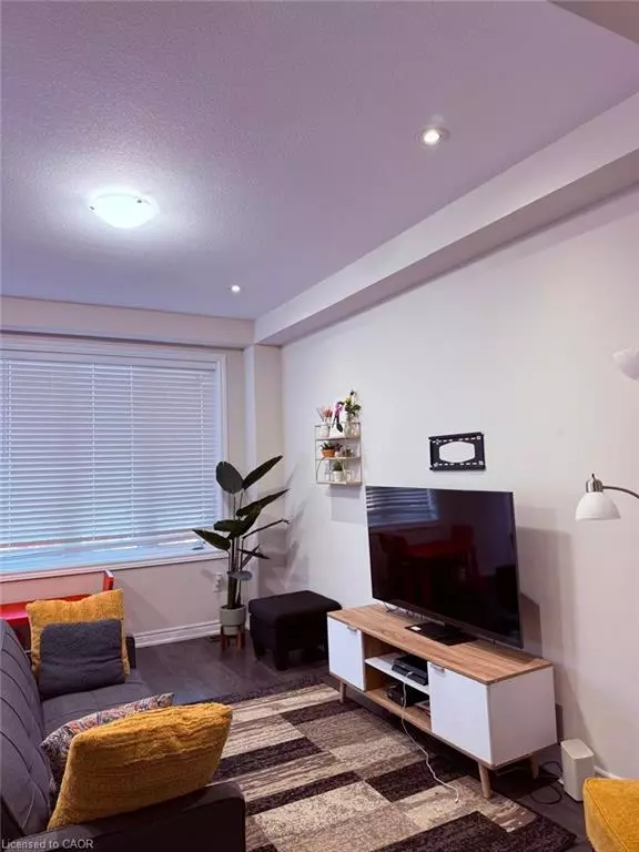 Cambridge, ON N1R 0C7,33 Hollywood Court Court