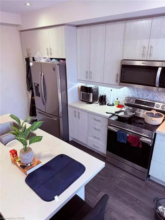 Cambridge, ON N1R 0C7,33 Hollywood Court Court