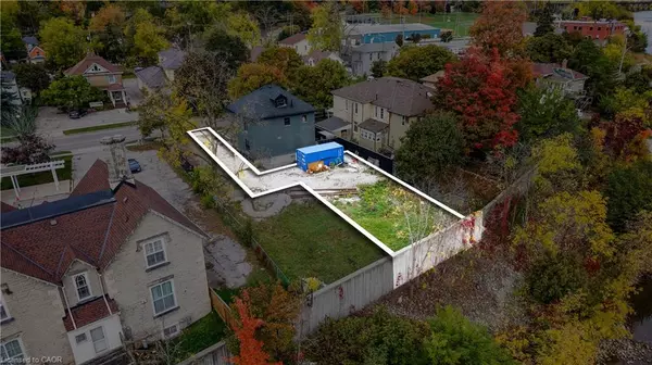 Cambridge, ON N1S 2L1,67 Grand Avenue N #2