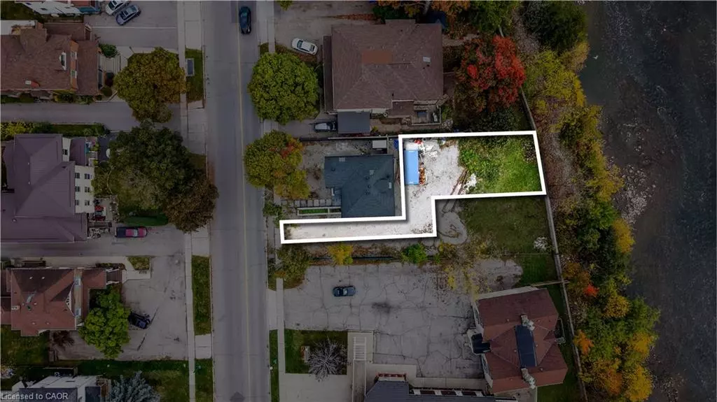 Cambridge, ON N1S 2L1,67 Grand Avenue N #2