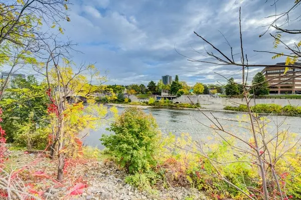 Cambridge, ON N1S 2L1,67 Grand Avenue N #3