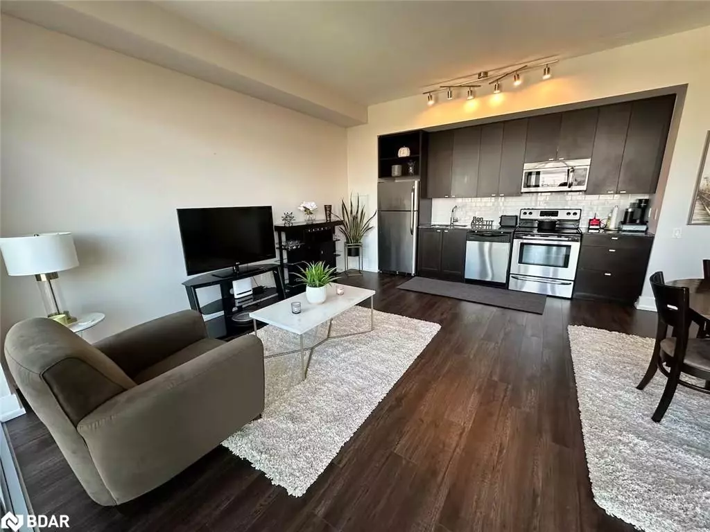 Toronto, ON M6S 5B5,105 The Queensway Avenue #3415