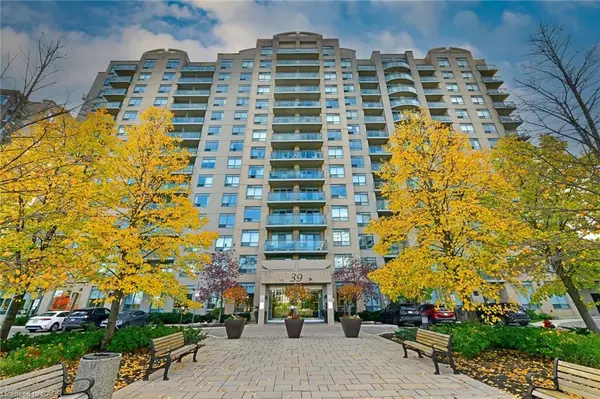 39 Oneida Crescent #PH 10, Richmond Hill, ON L4B 4T9