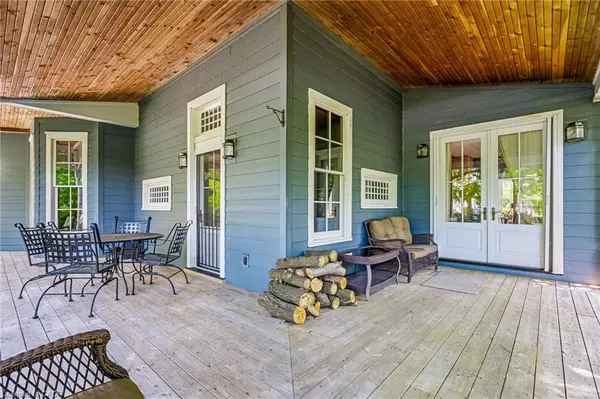 Hamilton, ON L8H 6Z7,957 Beach Boulevard