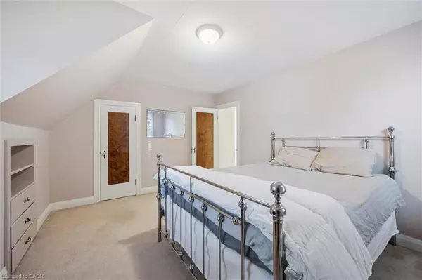 Kitchener, ON N2H 3J4,92 Borden Avenue N