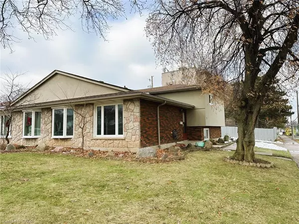 2 Country Club Drive, Hamilton, ON L8K 5W2