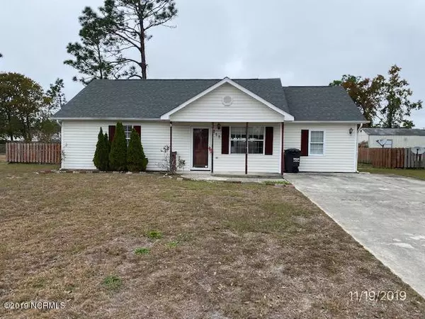 313 Crown Point RD, Hubert, NC 28539