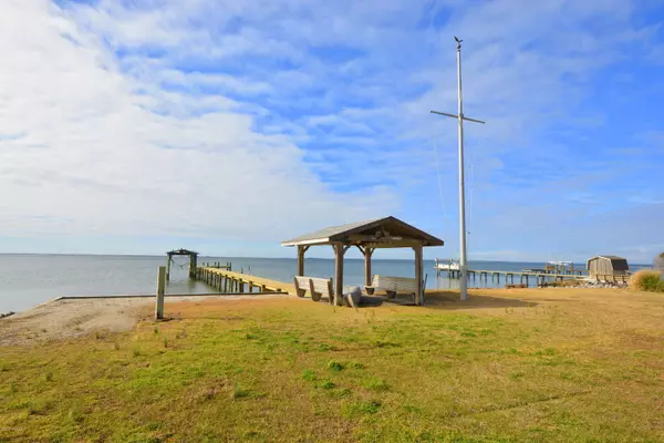 Harkers Island, NC 28531,706 Island RD