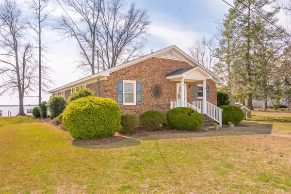 2015 Bayview RD, Bath, NC 27808