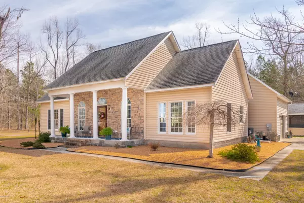 129 Bay Point RD, Chocowinity, NC 27817