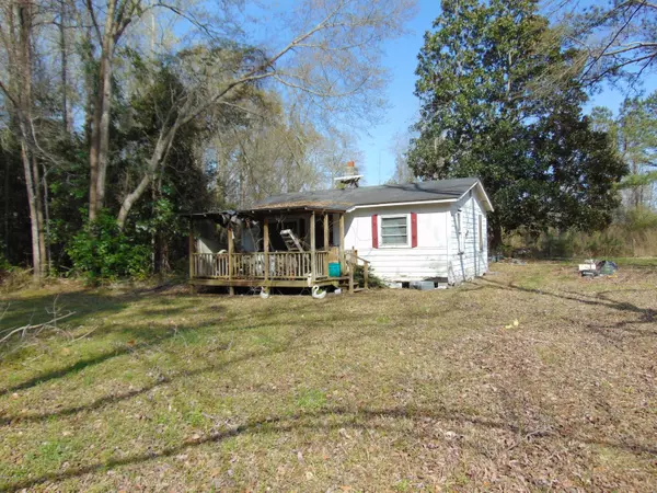 Edward, NC 27821,322 S Warren ST