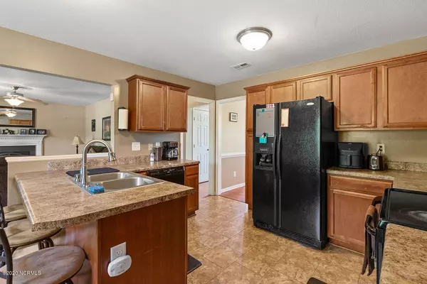 Hubert, NC 28539,316 Trappers RD