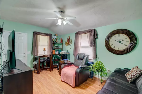 Burgaw, NC 28425,242 Calico Bay RD