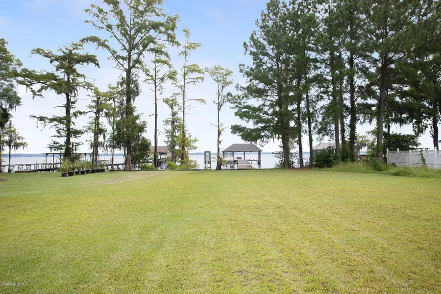 1915 Waccamaw Shores RD, Lake Waccamaw, NC 28450