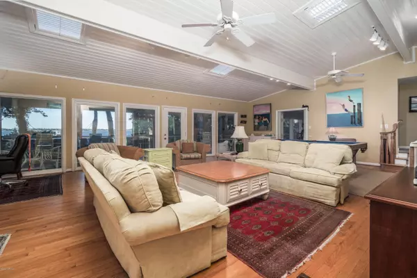 Pine Knoll Shores, NC 28512,236 Oakleaf DR