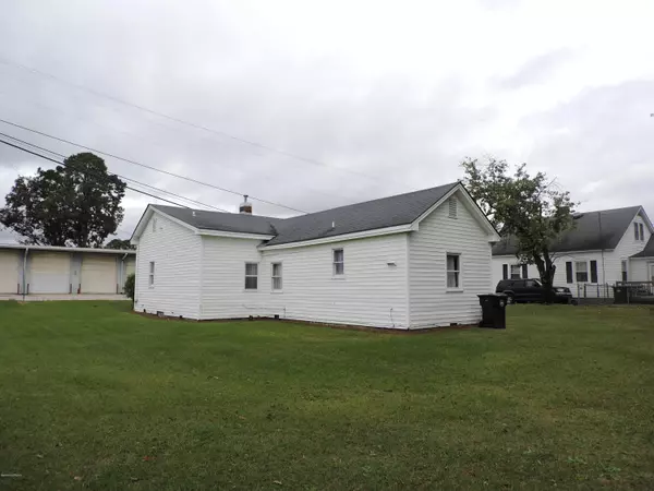 Stantonsburg, NC 27883,102 N Saratoga ST