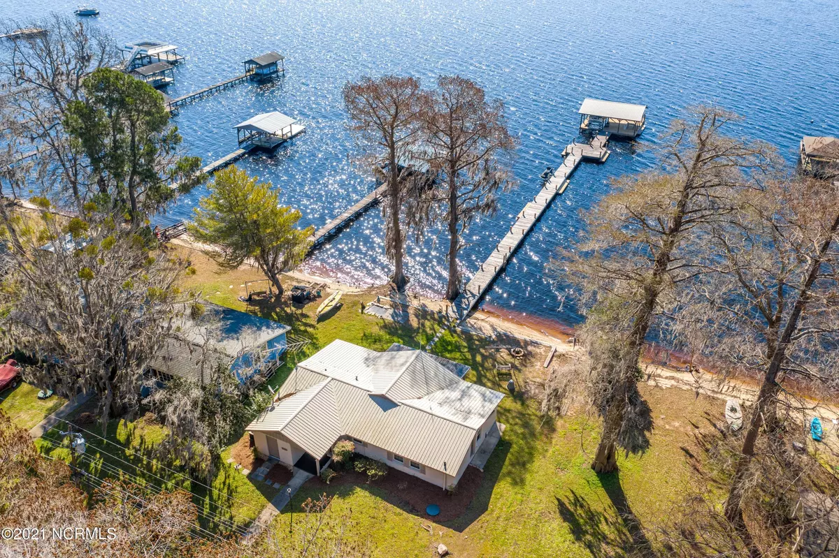 Lake Waccamaw, NC 28450,500 Canal Cove RD