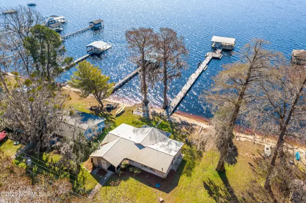 500 Canal Cove RD, Lake Waccamaw, NC 28450