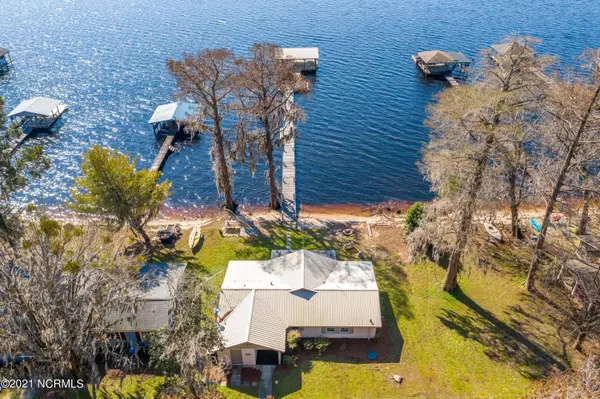 Lake Waccamaw, NC 28450,500 Canal Cove RD