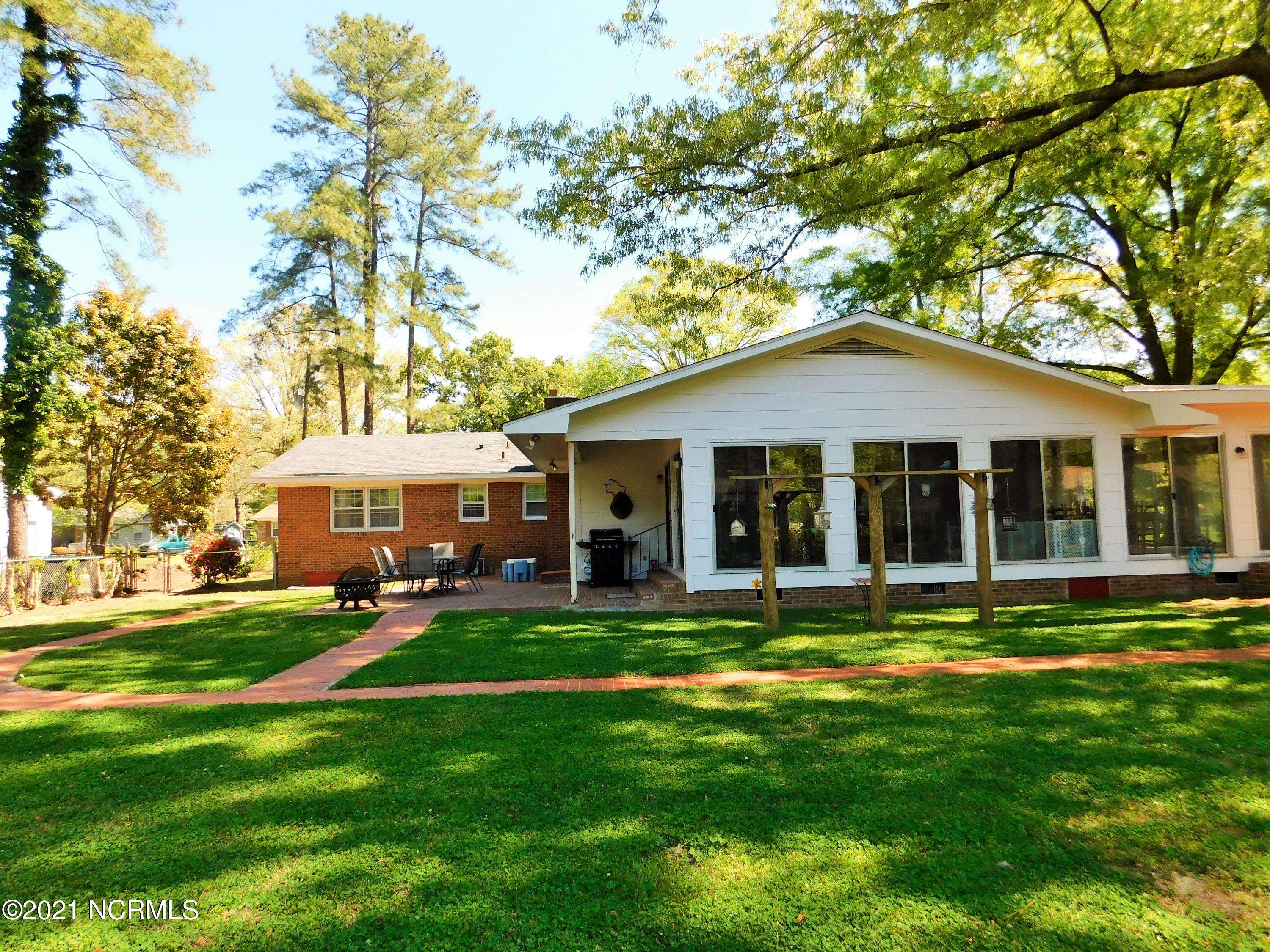 Laurinburg, NC 28352,907 Highland DR