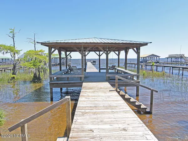 Lake Waccamaw, NC 28450,2743 Waccamaw Shores RD