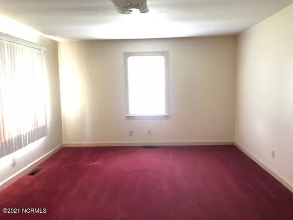 Pinetops, NC 27864,208 SW 1st ST