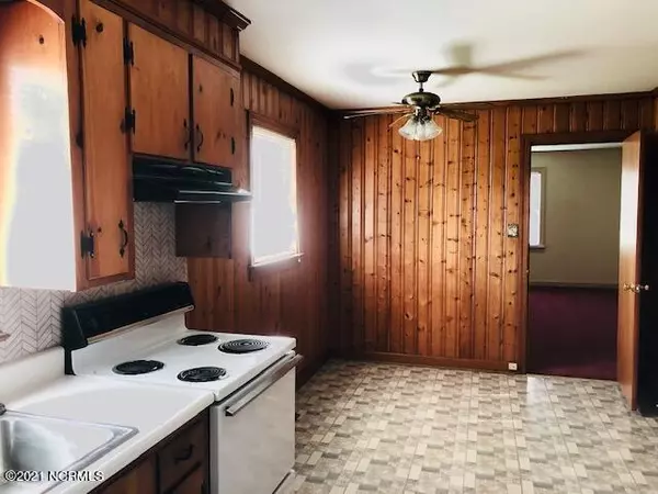 Pinetops, NC 27864,208 SW 1st ST