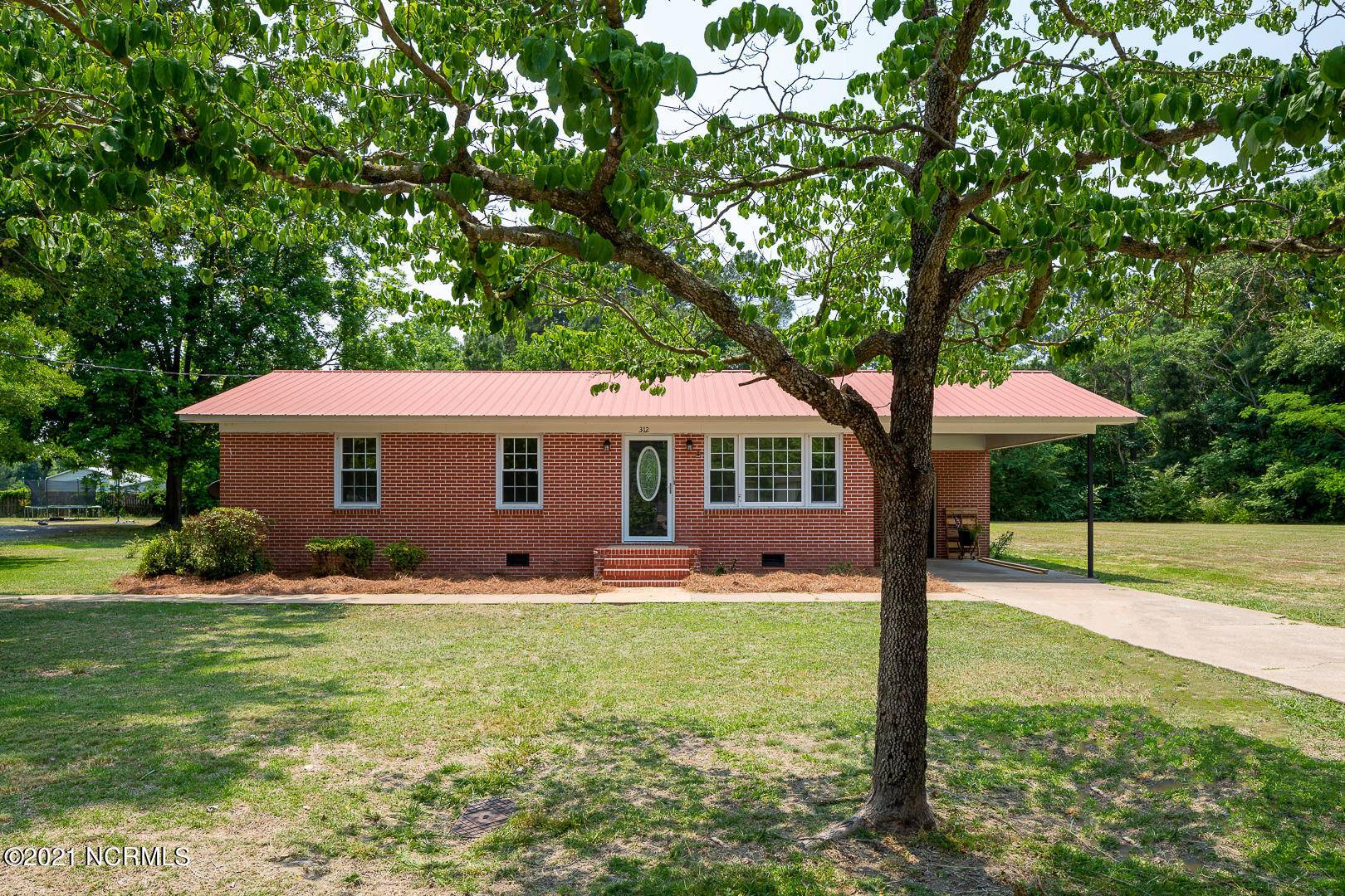 312 Maple ST, Roseboro, NC 28382