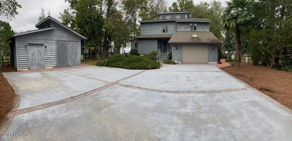 2189 Waccamaw Shores RD, Lake Waccamaw, NC 28450