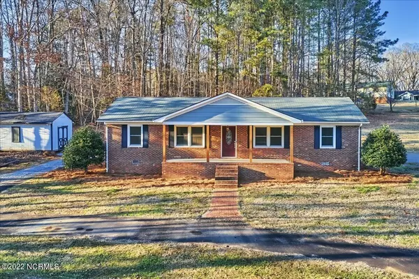 200 W Magnolia DR, Robbins, NC 27325