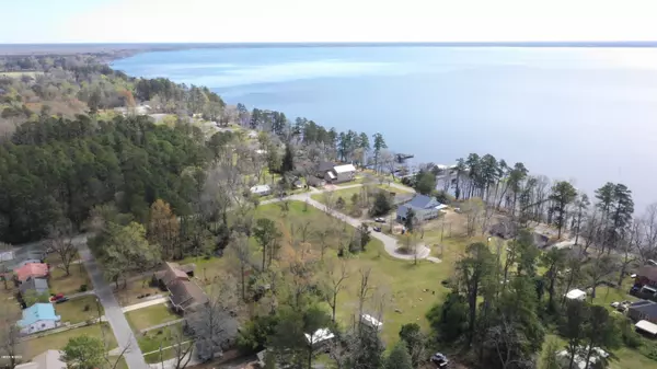 Lake Waccamaw, NC 28450,4 Live Oak Circle