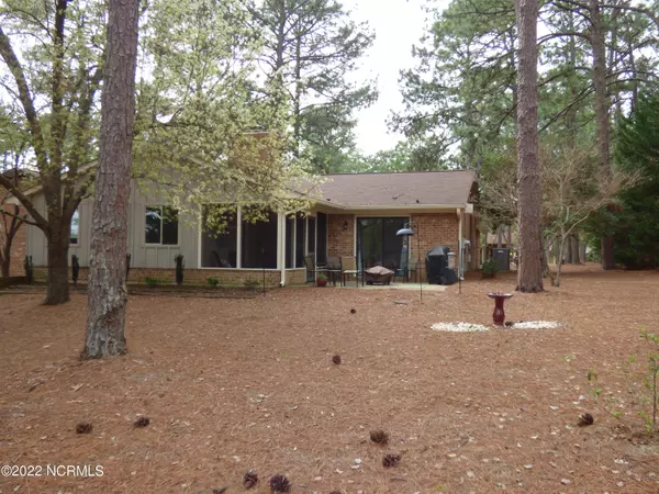 Southern Pines, NC 28387,633 Redwood DR