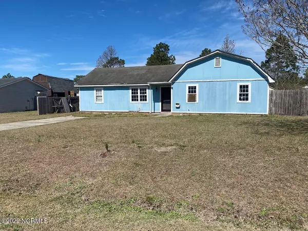 207 W Volant Street, Hubert, NC 28539