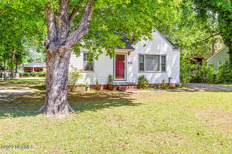 514 W Edinborough Avenue, Raeford, NC 28376