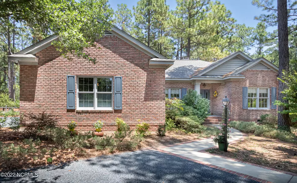 62 Glasgow DR, Pinehurst, NC 28374